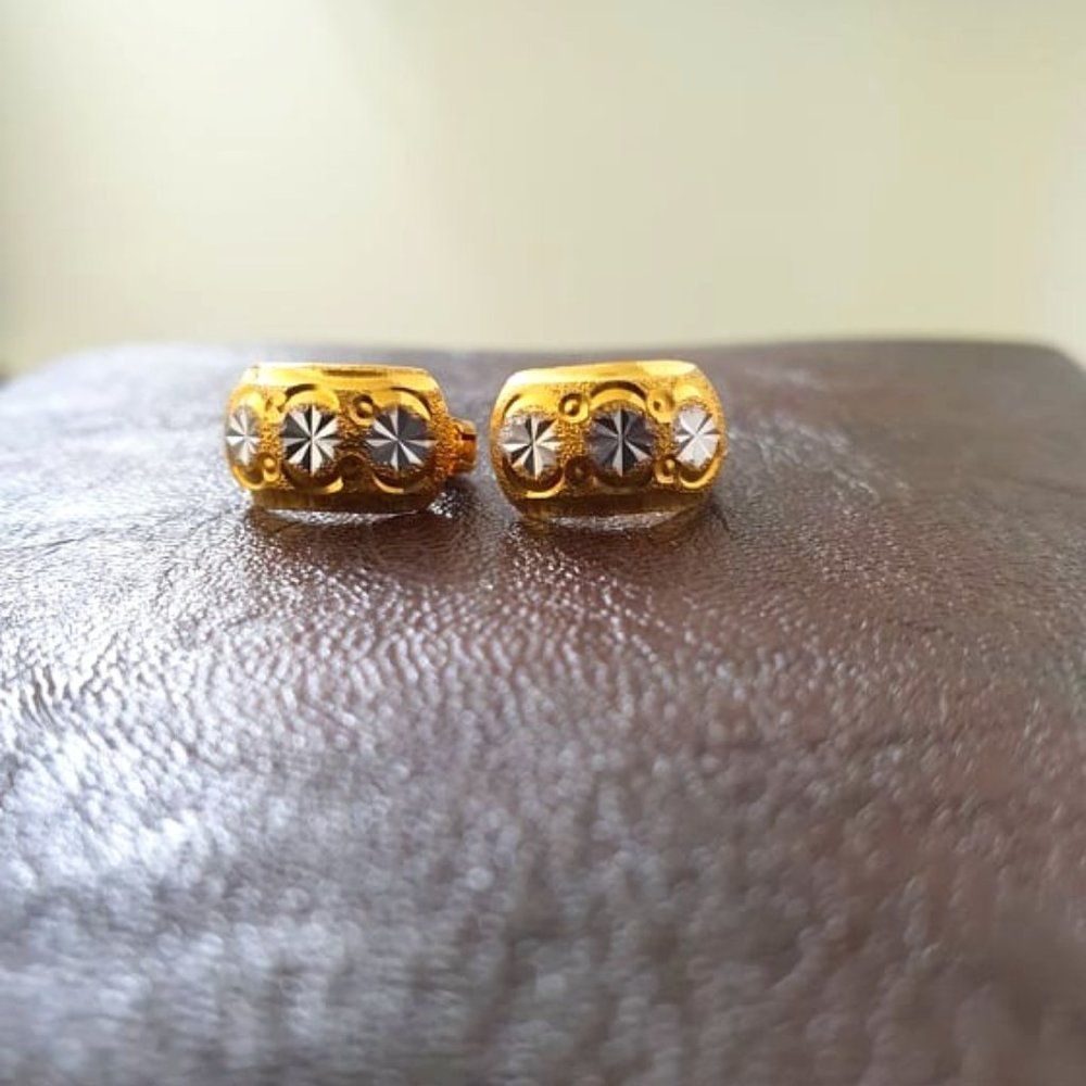 Two toned gold earring (yellow and white)